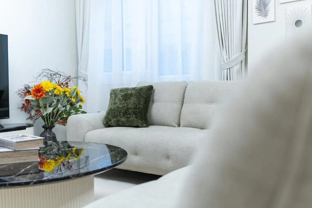 Veluxa - Renovated 1Bhk Next To Golf Apartment Dubai