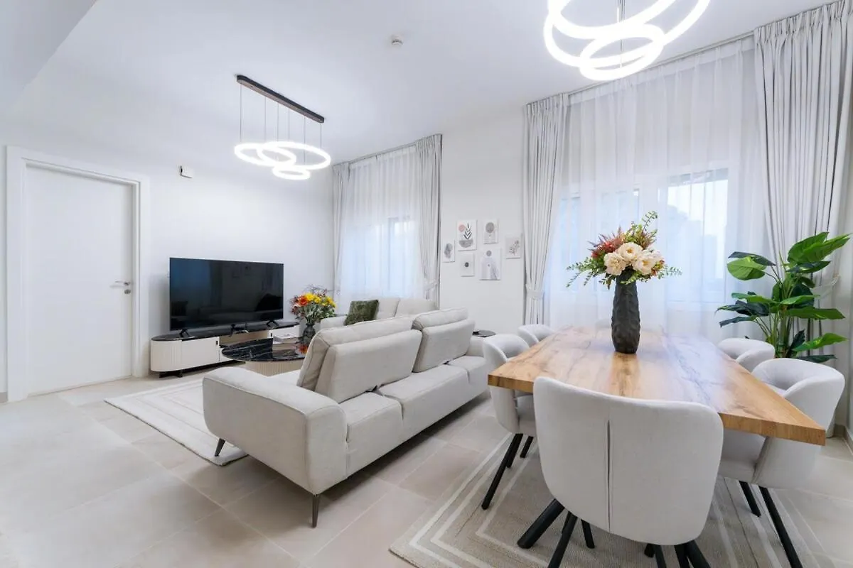Veluxa - Renovated 1Bhk Next To Golf Apartment Dubai