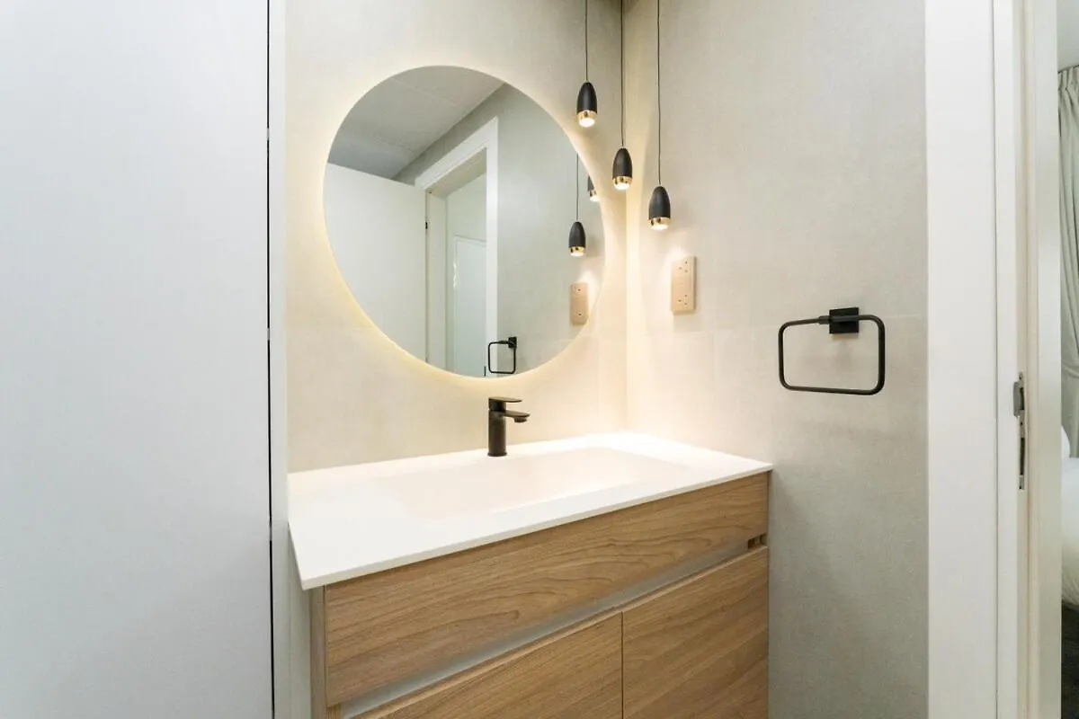 Veluxa - Renovated 1Bhk Next To Golf Apartment Dubai