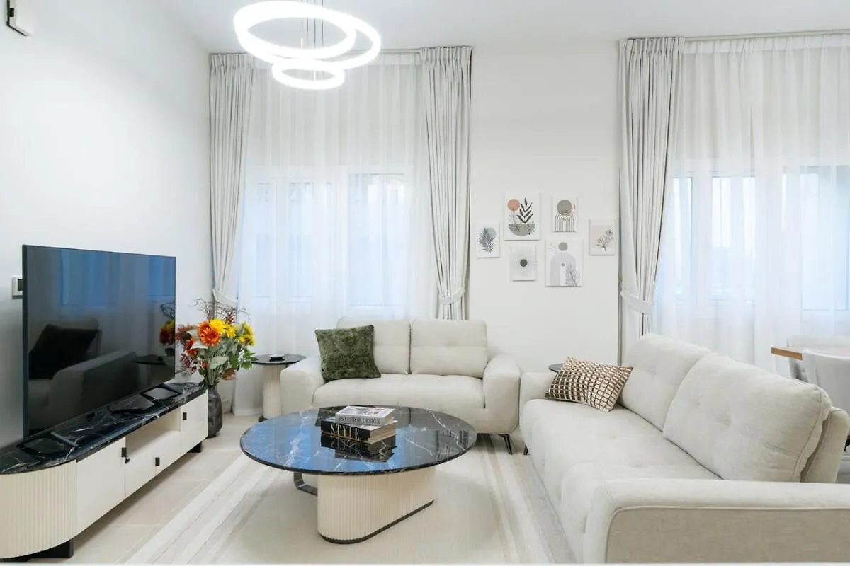 Veluxa - Renovated 1Bhk Next To Golf Apartment Dubai
