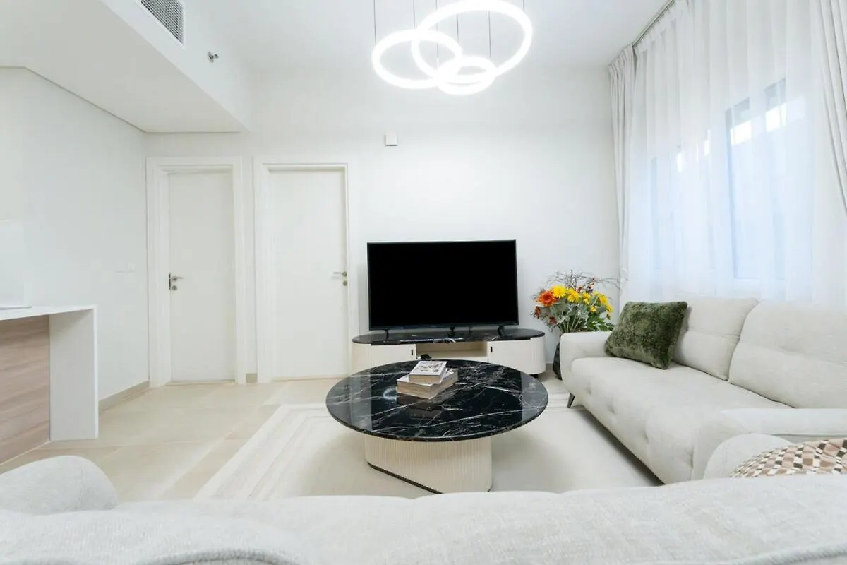 Veluxa - Renovated 1Bhk Next To Golf Apartment Dubai