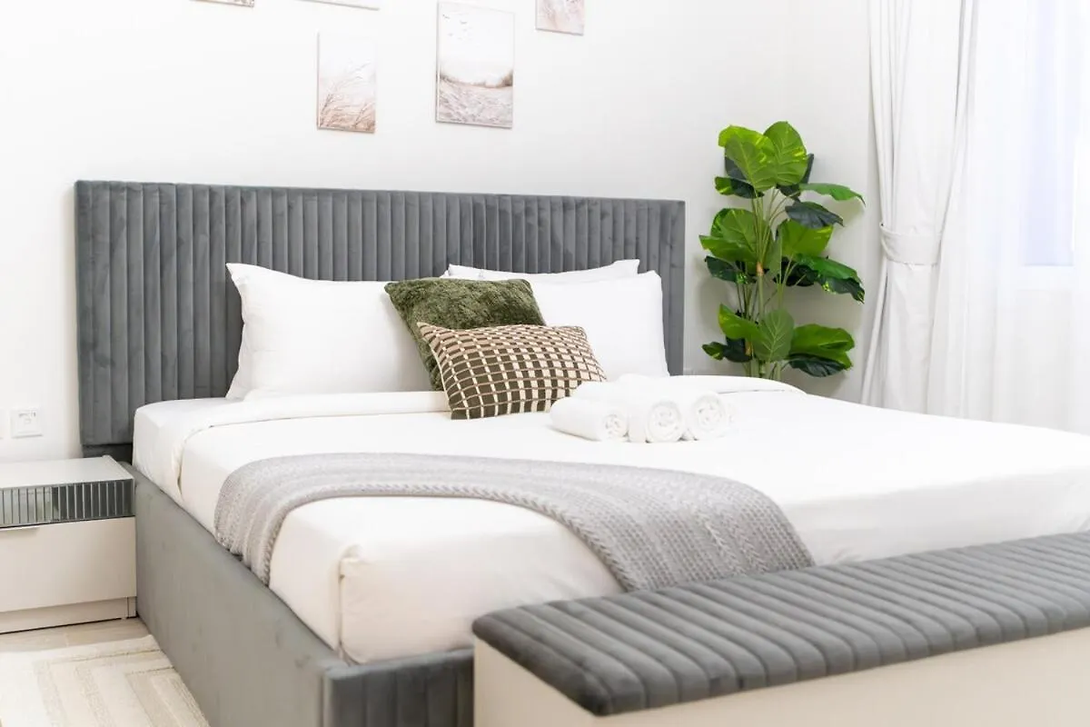 Veluxa - Renovated 1Bhk Next To Golf Apartment Dubai