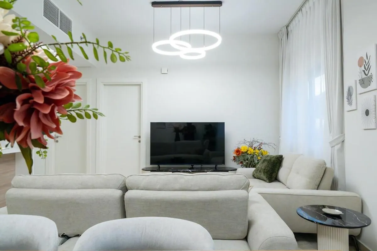 Veluxa - Renovated 1Bhk Next To Golf Apartment Dubai 0*,