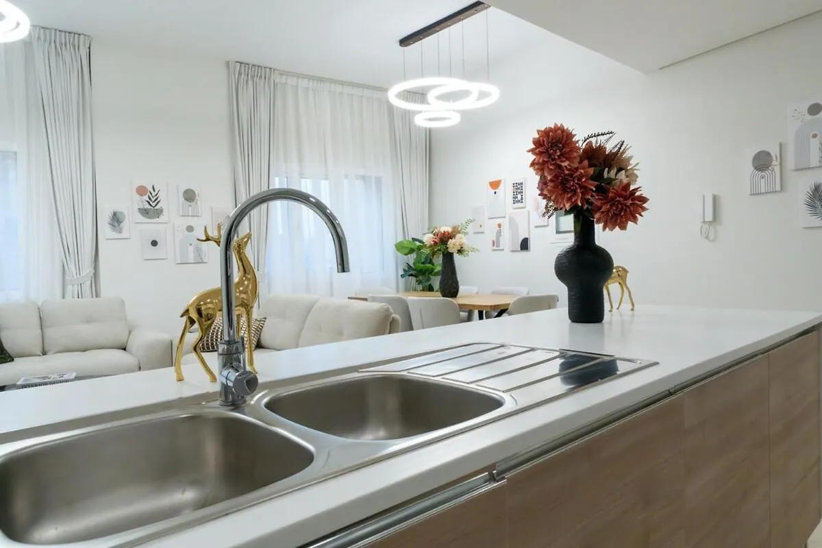 Veluxa - Renovated 1Bhk Next To Golf Apartment Dubai