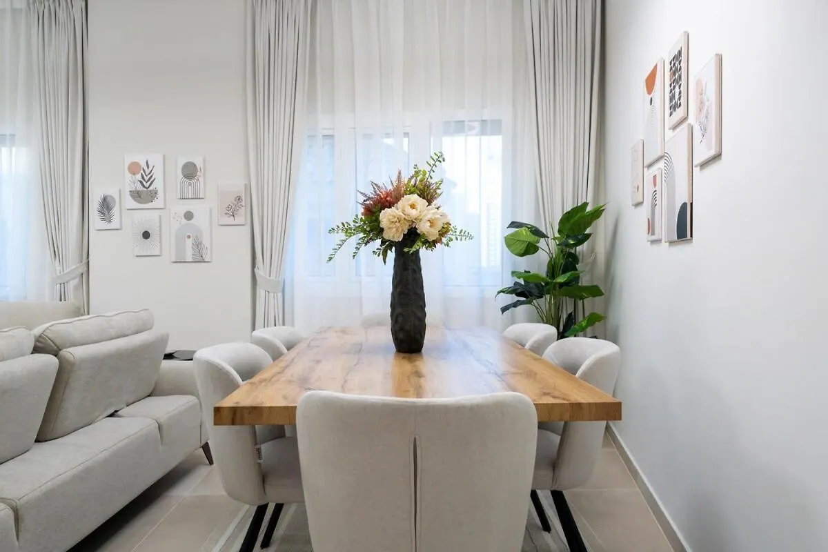 Veluxa - Renovated 1Bhk Next To Golf Apartment Dubai