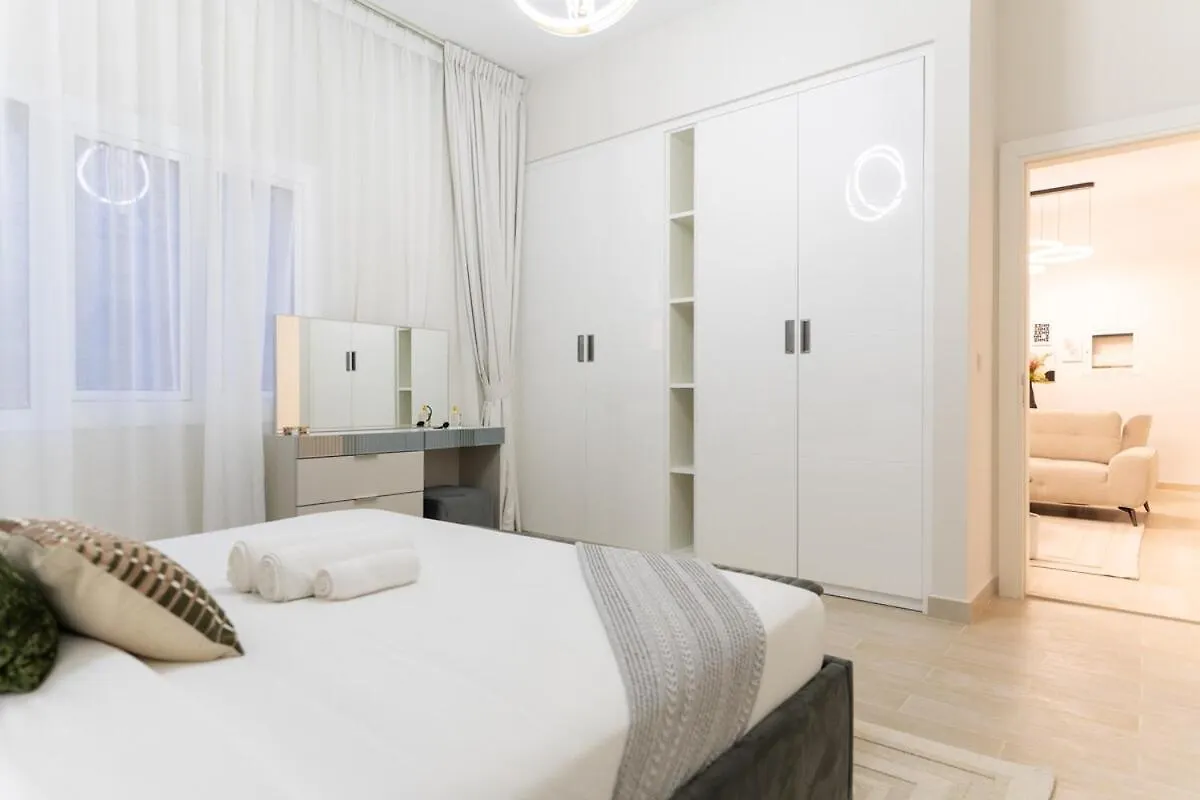 Veluxa - Renovated 1Bhk Next To Golf Apartment Dubai